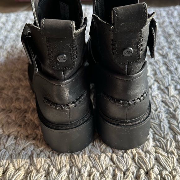 COPY - Black leather UGG boots size 7 - Picture 4 of 6